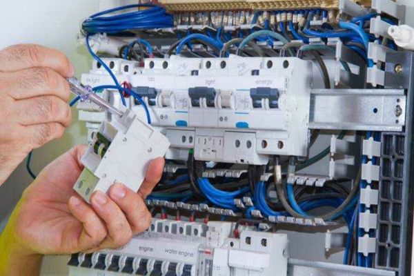 Doar jumătate din factură înseamnă curentul consumat. Restul banilor merg către taxe, tarife și contribuții