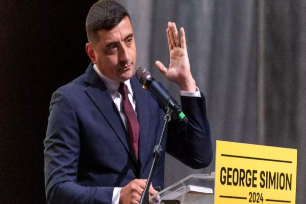GEORGE SIMION, ATAC DUR LA ADRESA LUI NICUȘOR DAN: „PARTICIPĂ LA LANSAREA UNUI CANDIDAT. TOTAL NECONSTITUȚIONAL, TOTAL IMORAL”