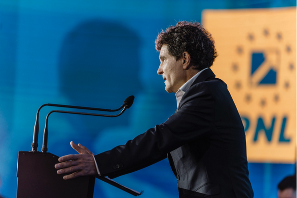 NICUȘOR DAN AVERTIZEAZĂ ASUPRA PERICOLELOR UNEI GUVERNĂRI DE STÂNGA: ”BINOMUL PSD-AUR ESTE O AMENINȚARE PENTRU ROMÂNIA”