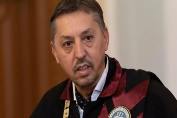 DANIEL DAVID: PENTRU ELEVI VOR FI TREI TIPURI DE BURSE - DE MERIT, SOCIALE, TEHNOLOGICE