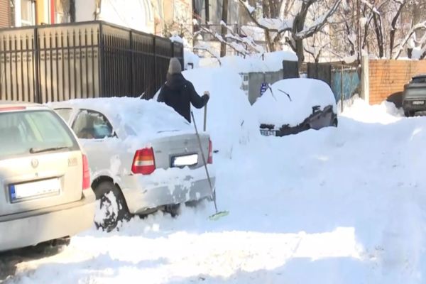 Ce obiecte nu ar trebui păstrate în mașină iarna. Greșeala colosală pe care majoritatea șoferilor o fac