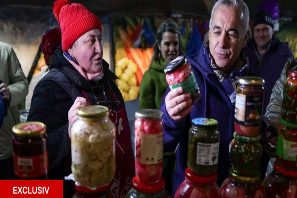 CĂLIN GEORGESCU, PREȘEDINTELE ALES, ALĂTURI DE SOȚIE ÎN PIAȚĂ. AU CUMPĂRAT PRODUSE ROMÂNEȘTI - VIDEO/FOTO