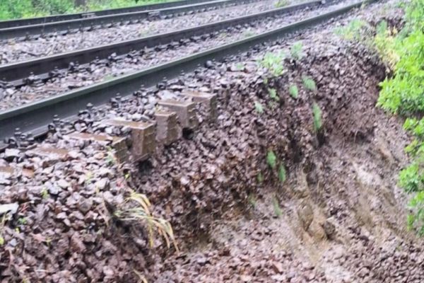 ALUNECARE DE TEREN ÎNTRE PREDEAL ȘI TIMIȘUL DE SUS. CIRCULAȚIE FEROVIARĂ RESTRICȚIONATĂ ÎN JUDEȚUL BRAȘOV 