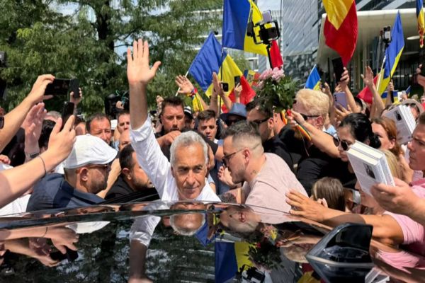 CĂLIN GEORGESCU AJUNGE ÎN MIJLOCUL ROMÂNILOR AFECTAȚI DE INUNDAȚII. MOBILIZARE URIAȘĂ ÎN SUCEAVA, APEL LA UNITATE NAȚIONALĂ - LIVE TEXT ȘI VIDEO