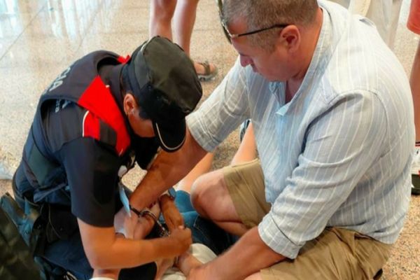 UN JANDARM ROMÂN AFLAT ÎN CONCEDIU A AJUTAT LA PRINDEREA UNOR FUGARI ÎN AEROPORTUL DIN BARCELONA 