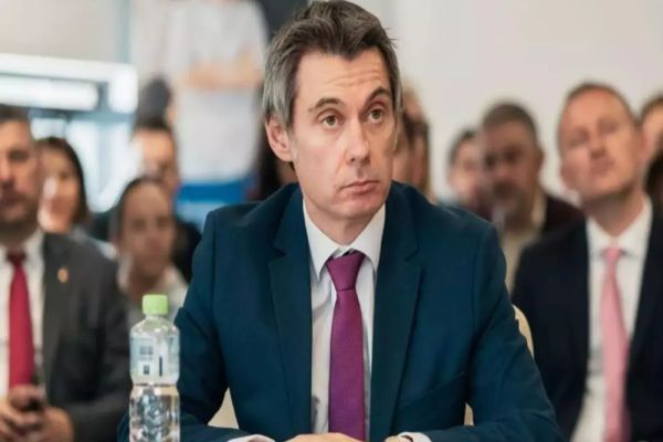 SCANDAL LA DEVA! CONSILIER USR, FILMAT CUM AMENINȚĂ ELEVI DE 15 ANI: „VĂ BAT PE TOȚI, MĂ!”