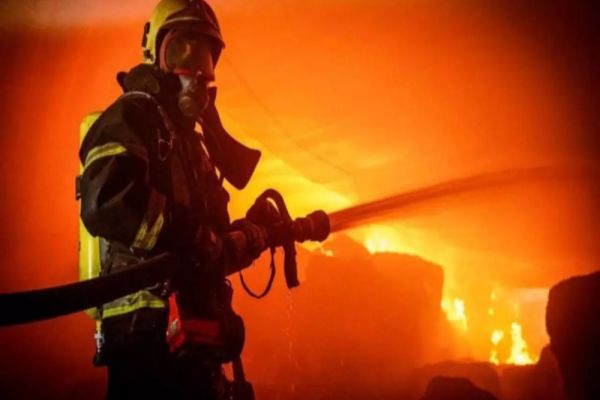 Incendiu devastator într-un bloc din județul Iași: o femeie a murit, doi bărbați au fost răniți