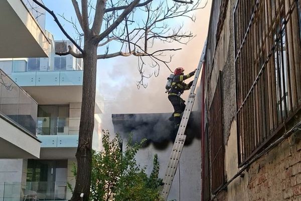 INCENDIU VIOLENT ÎN CAPITALĂ. O CASĂ, MISTUITĂ DE FLĂCĂRI. POMPIERII AU INTERVENIT - FOTO/VIDEO