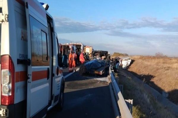 ACCIDENT GRAV ȘI TRAFIC OPRIT PE AUTOSTRADA A1 DEVA - NĂDLAC. CINCI PERSOANE, RĂNITE DUPĂ CIOCNIREA DINTRE UN AUTOTREN ȘI UN AUTOTURISM 8+1