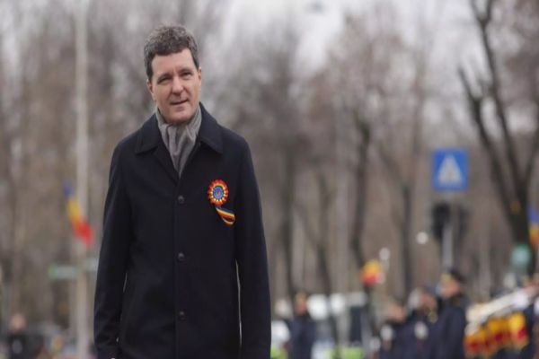 Nicușor Dan, o nouă apariție controversată, cu un palton ce pare să-i fie mare. Stilist: „Nu stai cu degetele strânse ca un viezure” - VIDEO