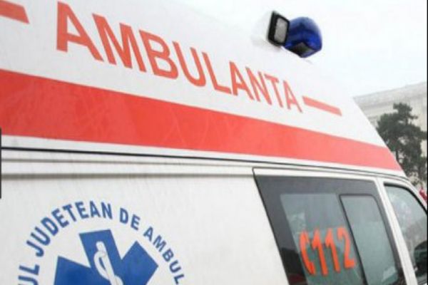 Adolescentă rănită grav după ce a fost electrocutată pe o stradă din București. Un copac doborât de vânt a provocat incidentul