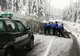 Circulația pe DN 18, în zona Pasului Prislop, a fost îngreunată de câțiva copaci, doborâți de greutatea zăpezii