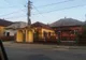 ( FOTO ) Clădire construită în jurul unui stâlp într-o localitate din Maramureș