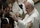 Papa Francisc a sărutat o călugăriță, după ce i-a șoptit "Să nu muşti!'