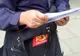 Poștașii care intră în contact cu persoanele aflate în autoizolare trebuie să poarte mască protecție