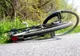 Accident straniu: un biciclist s-a izbit de o maşină! Şoferul autoturismului era beat