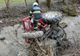 Trei bărbaţi răniţi după ce s-au răsturnat cu tractorul într-un pârâu
